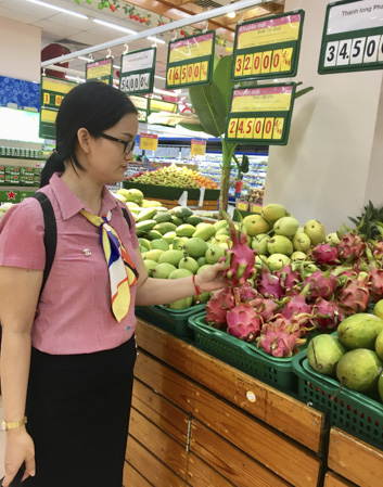 Cuối vụ, thanh long tại các chợ, siêu thị khan hiếm, không còn bày bán nhiều.  Trong ảnh: Khách hàng mua thanh long tại siêu thị Co.op Mart Vũng Tàu.
