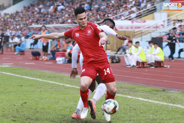 Adriano Schmidt (số 14) của CLB Hải Phòng đang chơi rất tốt ở V-League. 