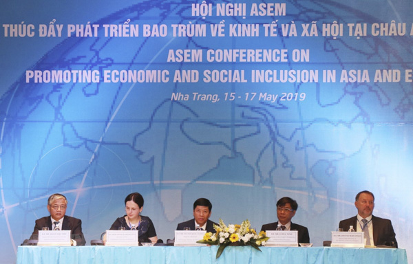 Các thành viên chủ trì hội nghị. 