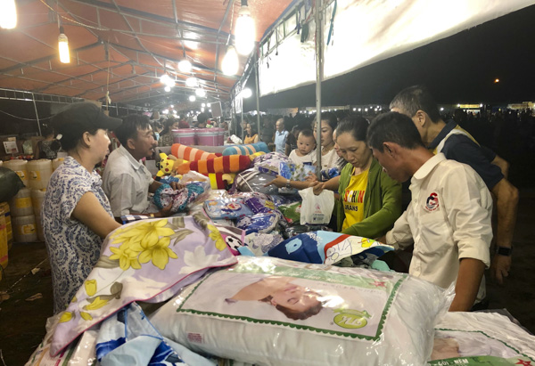 Người dân Côn Đảo và du khách tham quan mua sắm.