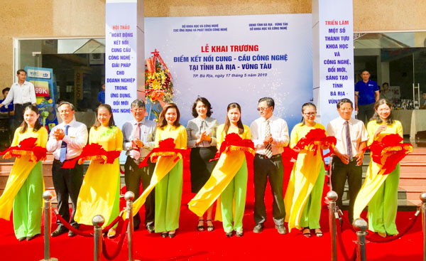 Lãnh đạo Bộ KH-CN và Sở KH-CN cắt băng khánh thành khai trương điểm kết nối cung - cầu công nghệ tỉnh BR-VT.