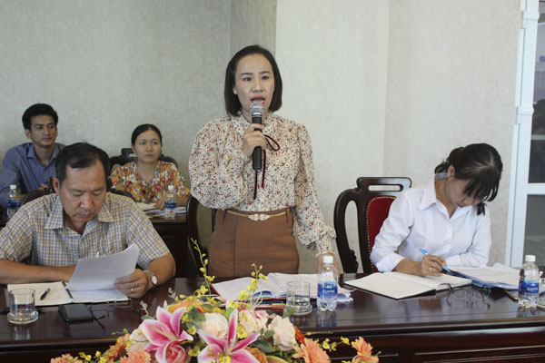 Đồng chí Võ Ngọc Thanh Trúc, Phó Ban Tổ chức Tỉnh ủy góp ý điều chỉnh một số cụm từ “tốt nghiệp xuất sắc”, “đào tạo, bồi dưỡng”, “hoặc thôi việc… trong Luât Cán bộ công chức.