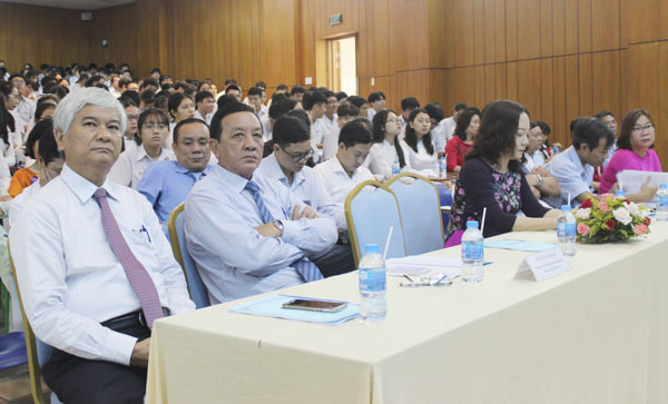 Các đại biểu tham dự Lễ tuyên dương GV và HS xuất sắc năm học 2018-2019.