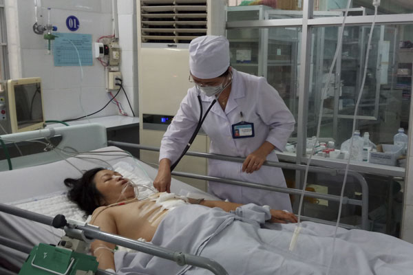Bác sĩ Vũ Thị Phương Nga, Trưởng Khoa Hồi sức tích cực chống độc kiểm tra tình trạng vết thương của bệnh nhân