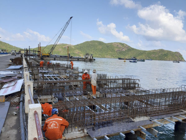 Cảng Bến Đầm đang được thi công cả ngày và đêm.