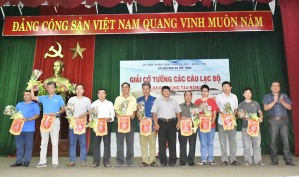 Tặng hoa, cờ lưu niệm cho các đơn vị về dự giải.
