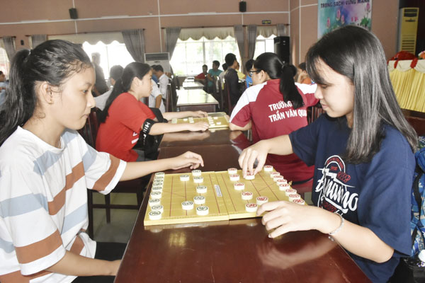 Các kỳ thủ nữ thi đấu tại giải