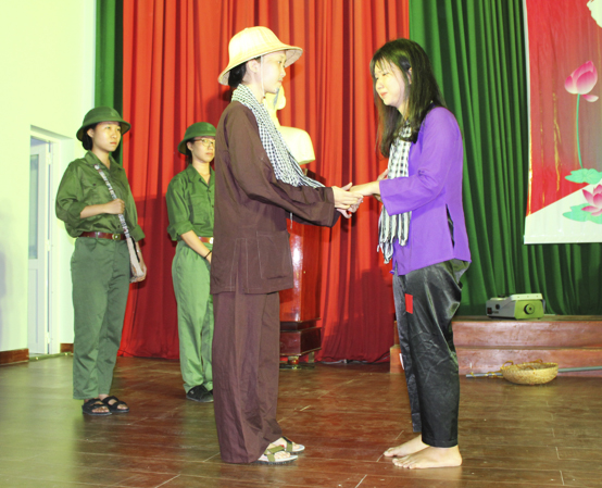 Tiểu phẩm “Bác không đến thăm những người như mẹ con cô thì thăm ai” đoạt giải Nhất của Khoa Tiểu học.