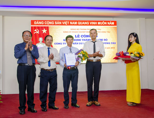 Đồng chí Trương Dực Đức (bìa trái), Bí thư Đảng ủy DN ngoài Nhà nước TP. Vũng Tàu trao quyết định thành lập Chi bộ Công ty CP Du lịch Cáp treo Vũng Tàu.