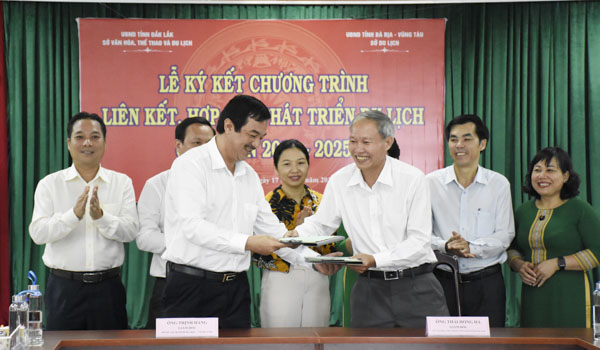 Đại diện Sở Du lịch Bà Rịa-Vũng Tàu và Sở VHTTDL Đắk Lắk trao đổi ký kết bản hợp tác.