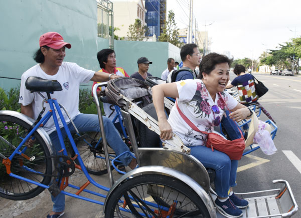 Ông Nguyễn Văn Phương hạ xe cho khách lên.