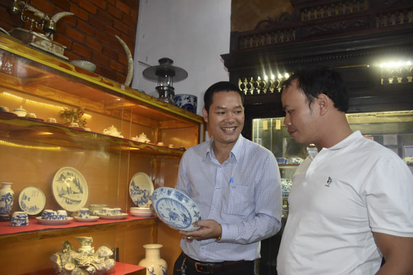 Anh Lê Văn Kiên, chủ Cổ Trà Quán giới thiệu đĩa cổ thời vua Ung Chính (Trung Quốc), niên đại 1723-1735.