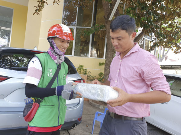 Shipper Đặng Quang Thanh Long, nhân viên Giao hàng tiết kiệm chi nhánh 214, Trương Công Định, giao hàng cho anh Nguyễn Thành Luân (8, Trần Hưng Đạo, TP.Vũng Tàu).