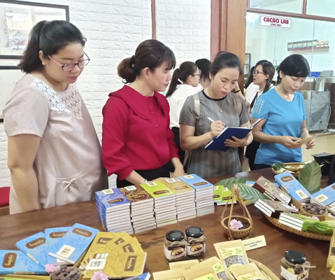 Khách tham quan, mua sắm các sản phẩm chocolate trong ngày khai trương cửa hàng.