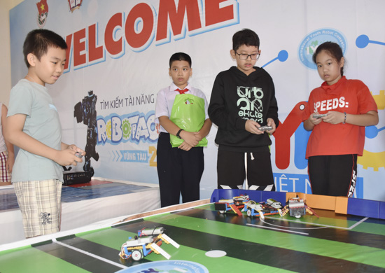 Các em HS trải nghiệm tại gian hàng chế tạo Robotacon.