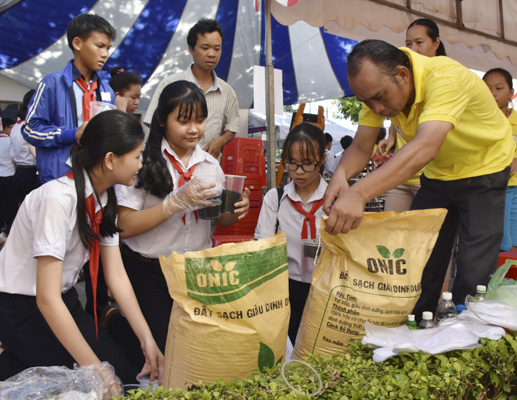 Các em HS trải nghiệm tại gian hàng trồng cây.