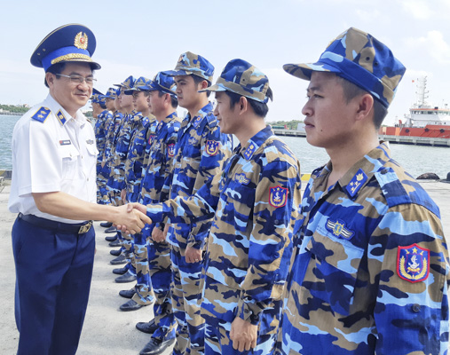 Trung tướng Hoàng Văn Đồng, Chính ủy Bộ Tư lệnh Cảnh sát biển Việt Nam bắt tay động viên cán bộ, chiến sĩ tàu 8001 trước chuyến đi.