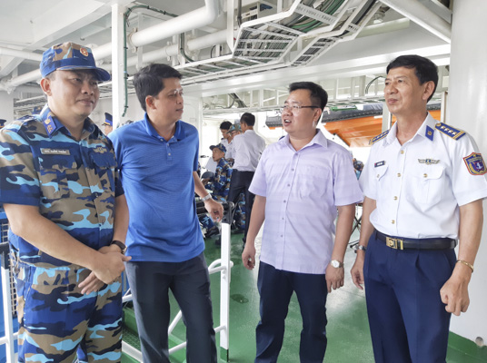 Đồng chí Nguyễn Văn Đồng, Ủy viên Ban Thường vụ Tỉnh ủy, Trưởng Ban Dân vận Tỉnh ủy trao đổi với cán bộ, chiến sĩ Bộ Tư lệnh Vùng Cảnh sát biển trong chuyến đi. 