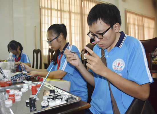 HS Trường THCS Ngô Sĩ Liên, TP. Vũng Tàu sử dụng nắp chai nhựa làm bàn cờ tướng.
