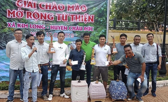 Các nghệ nhân có chim đạt giải tại hội thi.