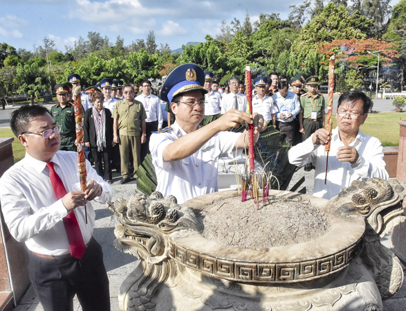 Đoàn công tác dâng hương tưởng nhớ các anh hùng liệt sĩ, các nhà yêu nước đã hy sinh vì độc lập, tự do của Tổ quốc tại Nghĩa trang Hàng Dương.