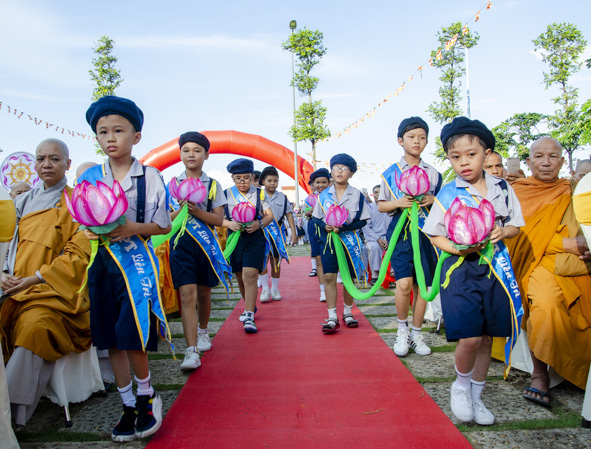 Các em thiếu nhi dâng hoa mừng Đại lễ Phật đản.