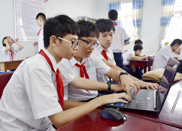 HS khối THCS tham gia phần thi giải toán dựa trên thư viện ngôn ngữ Pascal dành cho cấp THCS (bảng B1).