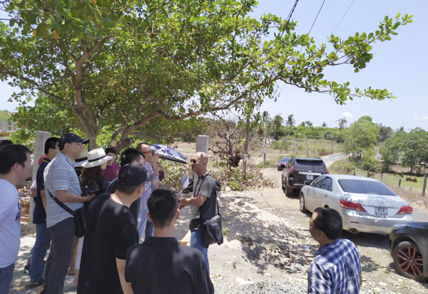 Cơn “sốt đất” diễn ra ở nhiều địa phương trong tỉnh là nguyên nhân dẫn đến hồ sơ đất đai tăng đột biến trong thời gian gần đây. Trong ảnh: Nhà đầu tư tìm mua đất tại xã Bình Châu, huyện Xuyên Mộc.