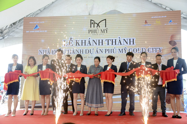 Đại diện chủ đầu tư, đơn vị phân phối và các đối tác cắt băng khánh thành nhà điều hành dự án nhà ở Phú Mỹ Gold City.