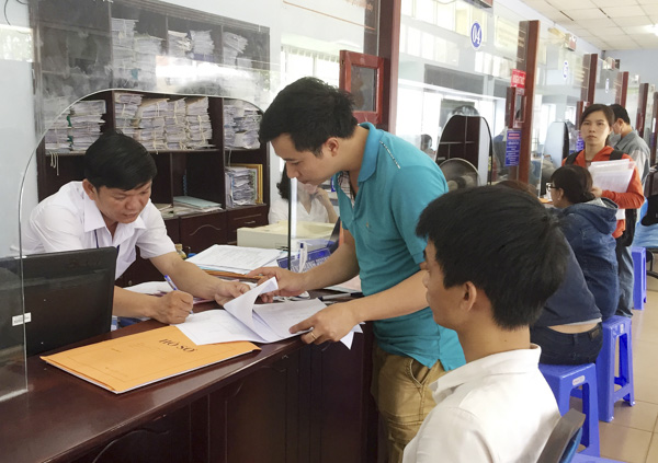 Người dân tới bộ phận “một cửa” UBND TX. Phú Mỹ để giải quyết hồ sơ liên quan đến đất đai. Ảnh: TRÚC GIANG