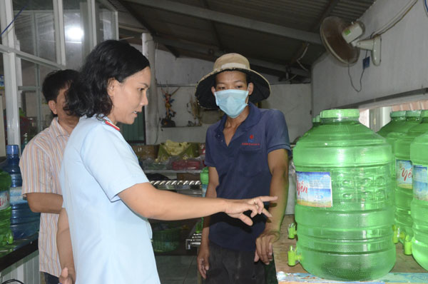 Đoàn kiểm tra liên ngành ATTP số 3 của tỉnh do Sở Công thương chủ trì, kiểm tra  cơ sở sản xuất nước đóng bình Hải Yến (xã Long Tân, huyện Đất Đỏ). Ảnh: VÂN ANH