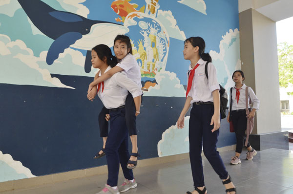 Quỳnh Anh cõng Gia Hân sau giờ tan học.