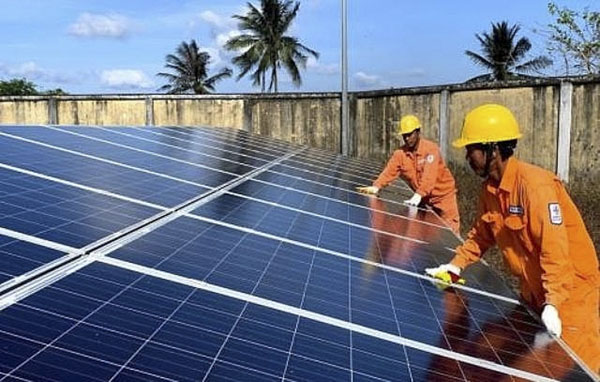 Nhân viên Điện lực Côn Đảo vệ sinh tấm pin mặt trời tại Nhà máy điện An Hội - Côn Đảo.