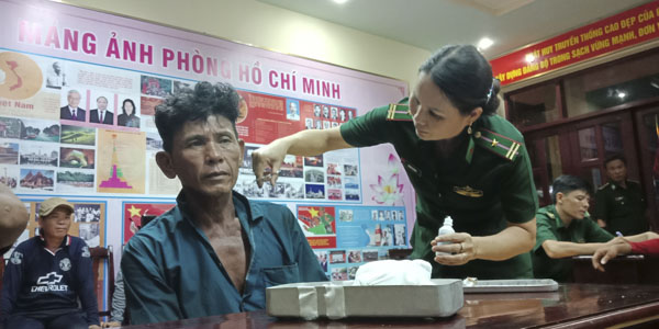 Quân y Đồn Biên phòng Bến Đá chăm sóc sức khỏe cho thuyền viên tàu BV 5489 TS sau khi được lực lượng chức năng đưa vào bờ.