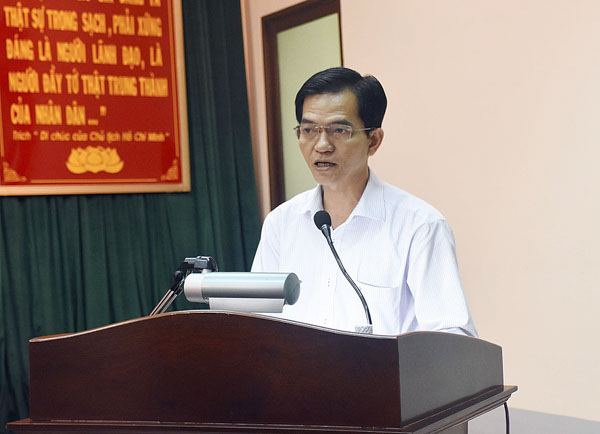 Đồng chí Dương Trọng Hiếu, Phó Bí thư Thường trực Huyện ủy Đất Đỏ báo cáo về tình hình triển khai thực hiện Kết luận số 29-KL/TW.