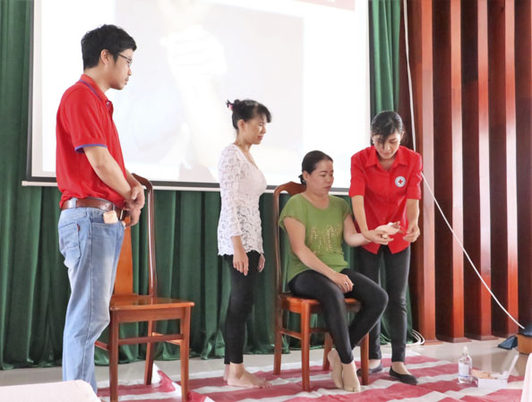 Học viên thực hành sơ, cấp cứu ban đầu.