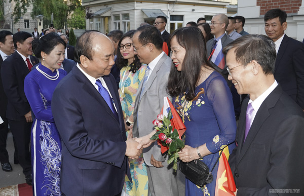 Thủ tướng mong muốn “mỗi người Việt ở Nga phải là đại lý tiêu thụ hàng Việt”. Ảnh: QUANG HIẾU
