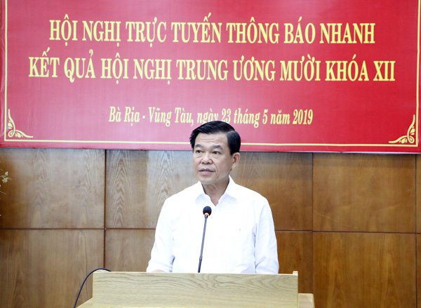 Đồng chí Nguyễn Hồng Lĩnh, Ủy viên Trung ương Đảng, Bí thư Tỉnh ủy, Chủ tịch HĐND tỉnh báo cáo nhanh kết quả Hội nghị lần thứ 10 Ban Chấp hành Trung ương Đảng khóa XII.