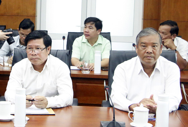 Các đồng chí: Bùi Thanh Nghĩa, Ủy viên Ban Thường vụ Tỉnh ủy, Chủ tịch UBMTTQ Việt Nam tỉnh; Nguyễn Văn Xinh, Ủy viên Ban Thường vụ Tỉnh ủy, Trưởng Ban Tuyên giáo Tỉnh ủy tham dự tại hội nghị.