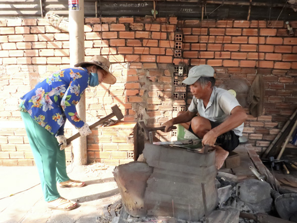 Vợ chồng ông Ba Điền (thôn Hưng Long, xã Kim Long) với công việc thường ngày.