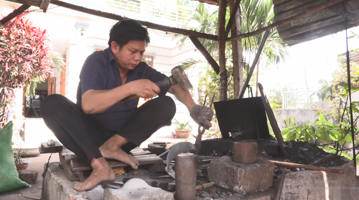Theo anh Võ Văn Lịch (thôn Hưng Long, xã Kim Long, huyện Châu Đức) vẫn cố gắng giữ lửa cho nghề rèn truyền thống của gia đình. 