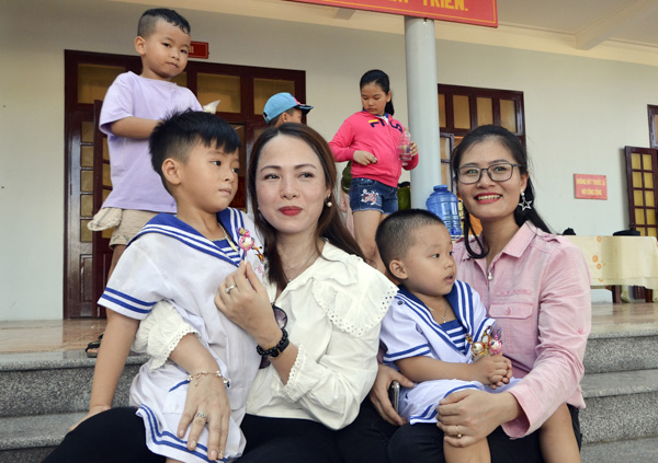 Các thành viên trong Đoàn công tác số 10 giao lưu với trẻ em trên đảo Trường Sa Lớn.