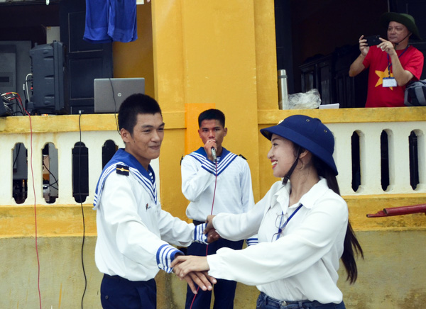 Tình quân dân trong điệu múa, lời ca giữa chiến sĩ trên đảo và thành viên Đoàn công tác.