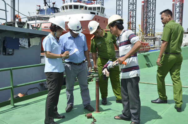 Lực lượng chức năng kiểm tra việc chấp hành các quy định pháp luật về kinh doanh xăng dầu trên một tàu dầu. 
