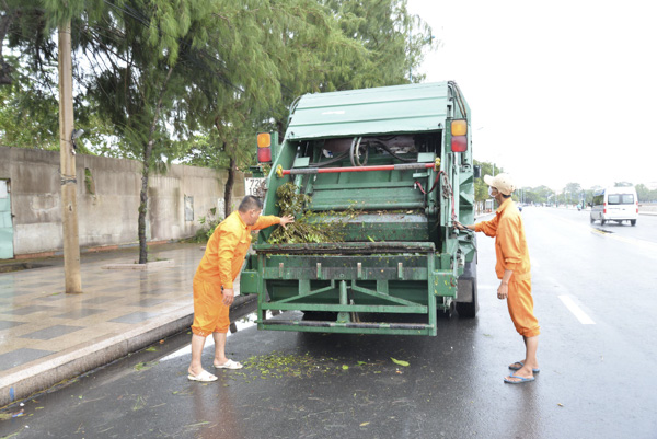 Chuyển đổi phương tiện thu gom rác tự chế sang chuyên dụng là một trong những chủ trương lớn của thành phố nhằm xây dựng Vũng Tàu trở thành đô thị văn minh, xanh-sạch-đẹp.  Trong ảnh: Nhân viên Công ty CP Dịch vụ môi trường và Công trình đô thị Vũng Tàu thu gom rác bằng xe chuyên dụng trên đường Hạ Long. Ảnh: MINH TÂM