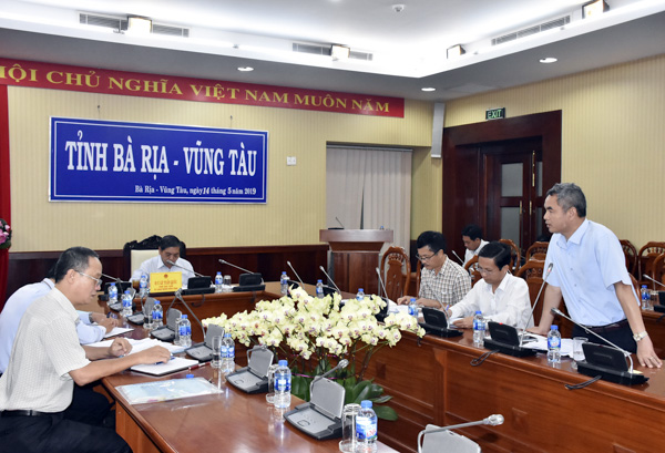 Ông Mai Trung Hưng, Phó Giám đốc Sở Xây dựng (bìa phải) đề xuất với UBND tỉnh về việc cấp phép xây dựng trước khi dự án “Thiết lập hành lang bảo vệ bờ biển trên địa bàn tỉnh”. 