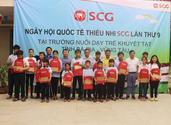 Đại diện Ban Tổ chức tặng học bổng cho học sinh khuyết tật.