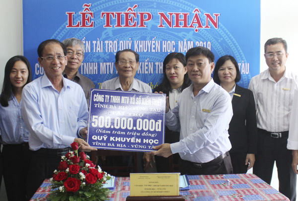 Đại diện Hội Khuyến học tỉnh và Công ty TNHH MTV Xổ số kiến thiết tỉnh BR-VT ký kết về việc tài trợ cho Quỹ khuyến học tỉnh.