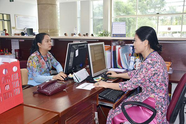 Các thí sinh thi trắc nghiệm trên máy vi tính.