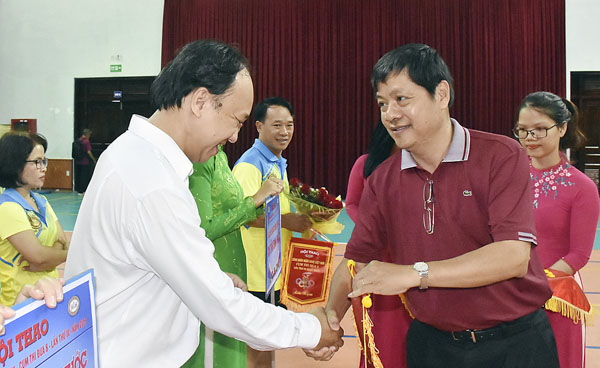 Ông Nguyễn Lợi, Giám đốc Ngân hàng Nhà nước tỉnh tặng cờ lưu niệm cho các đoàn về dự hội thao.